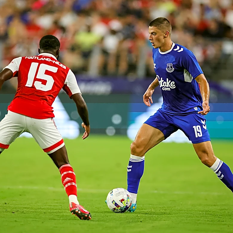 Everton have agreement with Lyon for versatile fullback