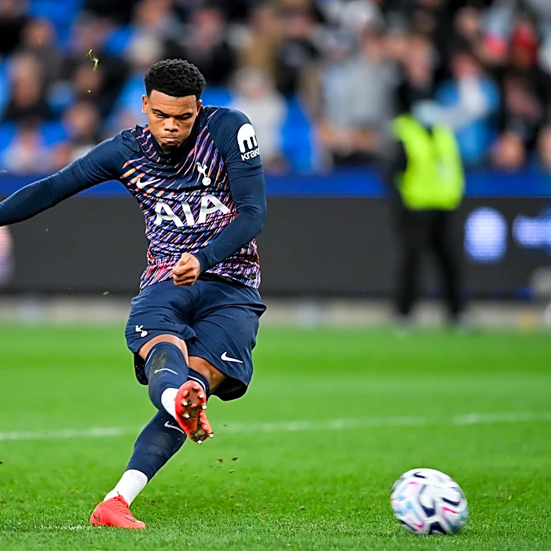 Gold: Dane Scarlett set to join Leyton Orient on permanent deal