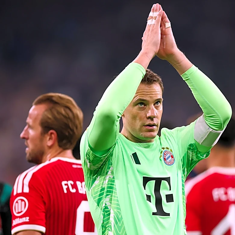 Manuel Neuer lauds Loris Karius for a stellar game vs. Bayern Munich