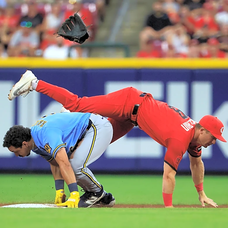 Brewers drop rain-soaked game to Reds, 5-3