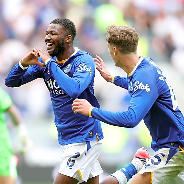 Everton 2-2 Manchester Utd: Match Report & Instant Reaction | Maitland-Niles rescues point in dramatic ending