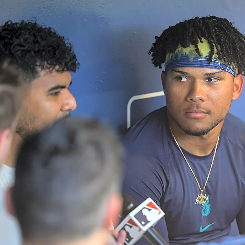 Mariners call up Michael Arroyo to provide an on-base spark