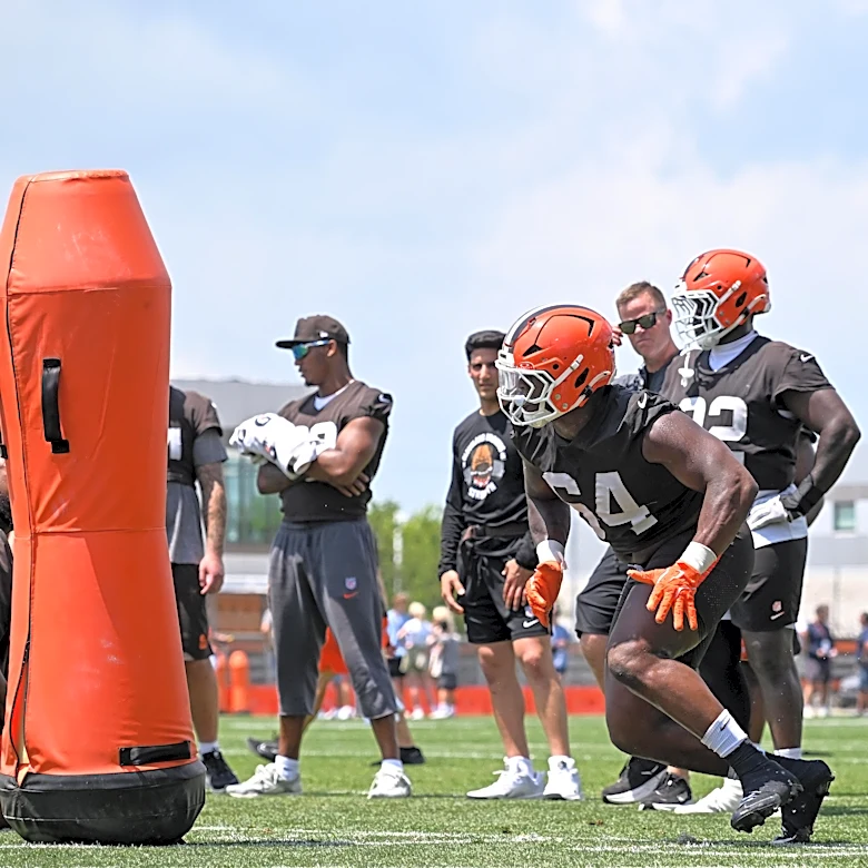 Browns roster news: Switch out defensive linemen with Monday’s roster moves