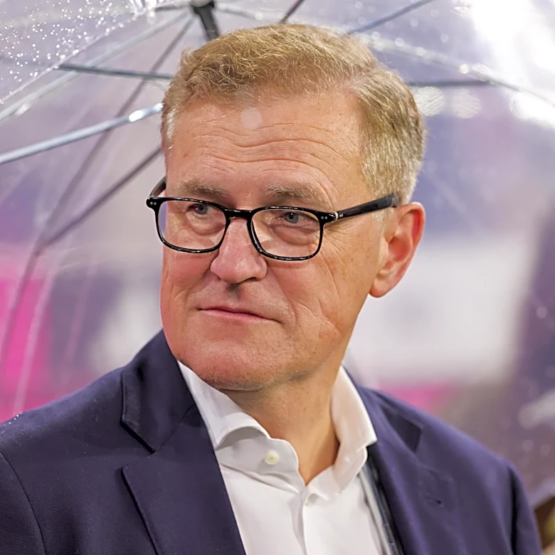 Bayern Munich CEO in favor of reinstating suspended coach ahead of Elversberg match, but it’s too late