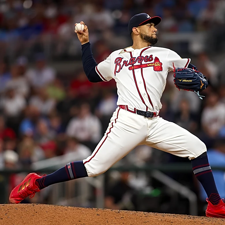 Robert Suarez gets closer to returning to the mound for Braves
