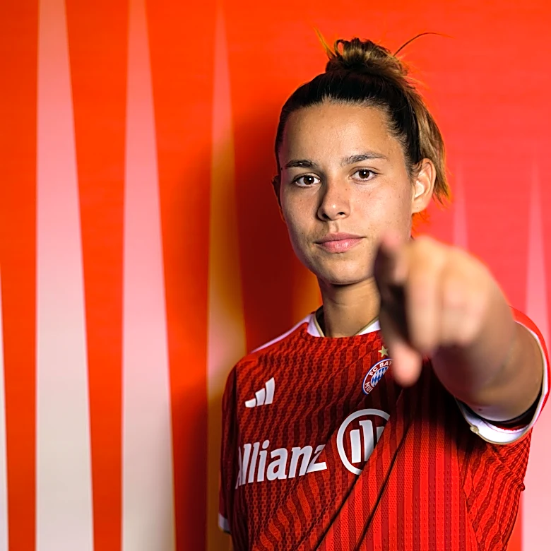 FC Bayern Frauen star Lena Oberdorf suffers setback with knee
