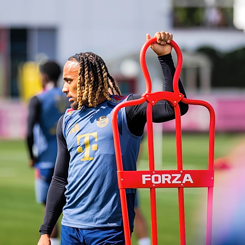 Max Eberl confirms Sacha Boey staying at Bayern Munich for now