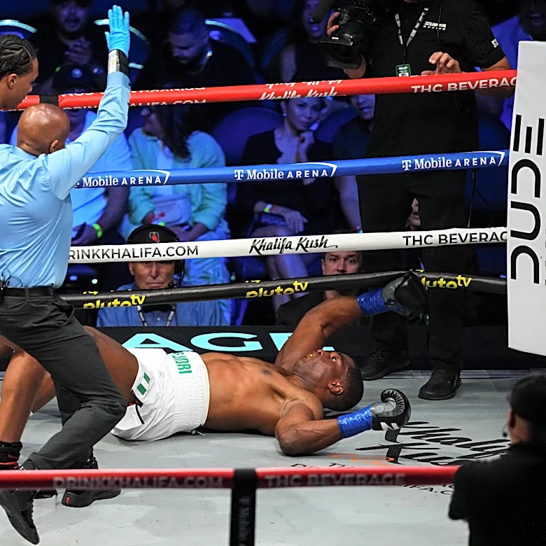 Garcia vs. Benn video: Da’Mazion Vanhouter shakes off injury scare to flatten Raphael Akpejiori with 1st-round knockout