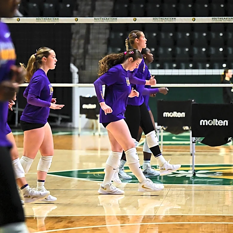 LSU volleyball buries SELA, Robinson reaches milestone