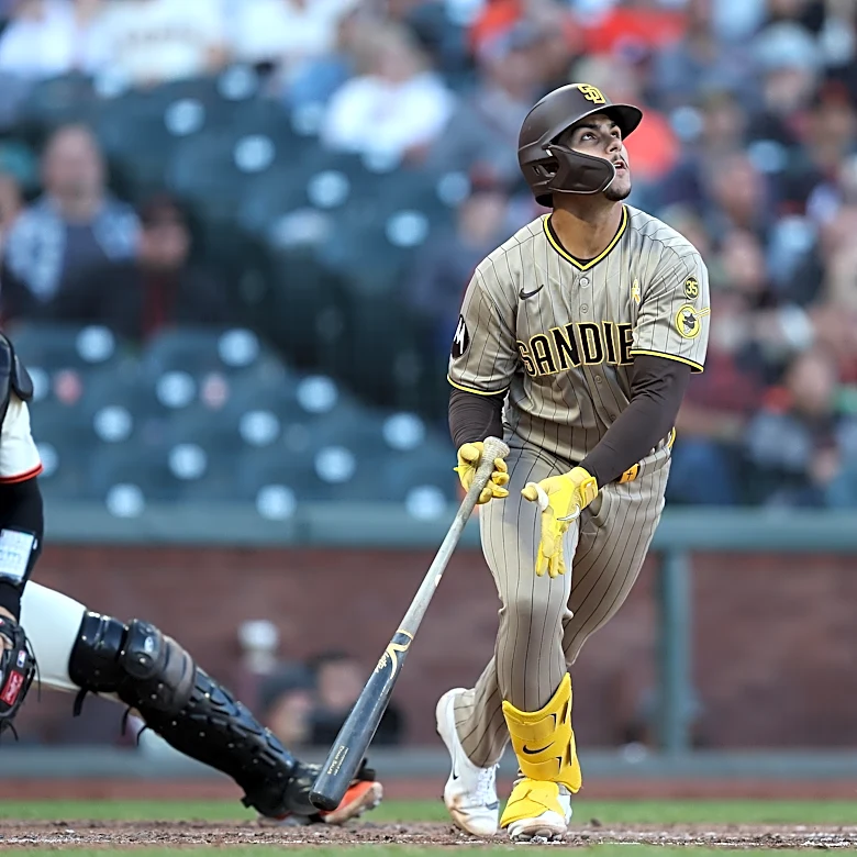 Padres hold on for narrow sweep over Giants