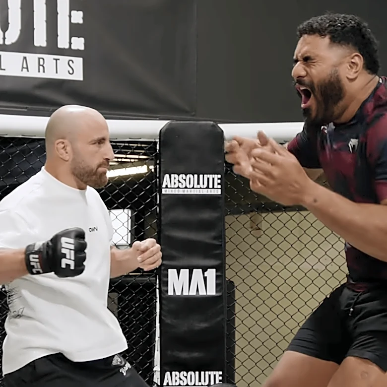 Video: UFC star Alexander Volkanovski punishes gigantic NFL player