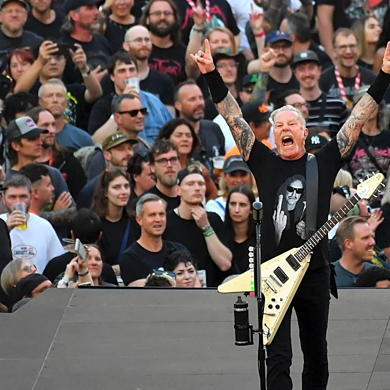 Which active artists or bands would you want to see perform at the Allianz Arena?