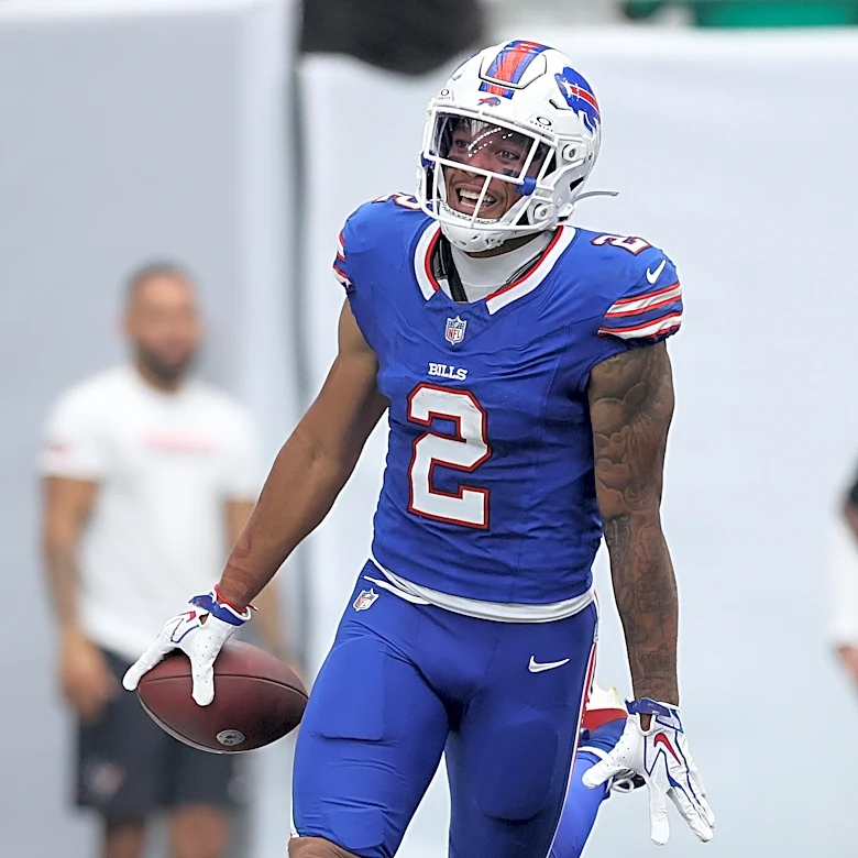 DJ Moore injury: Bills WR heads to locker room after hurting shoulder