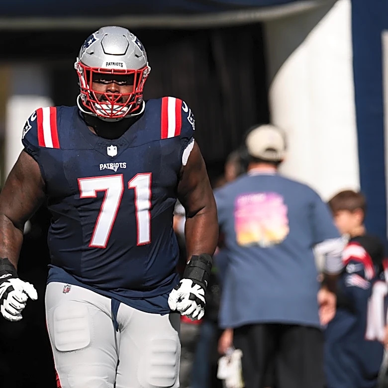 Patriots guard Mike Onwenu carted off with ankle injury against Steelers