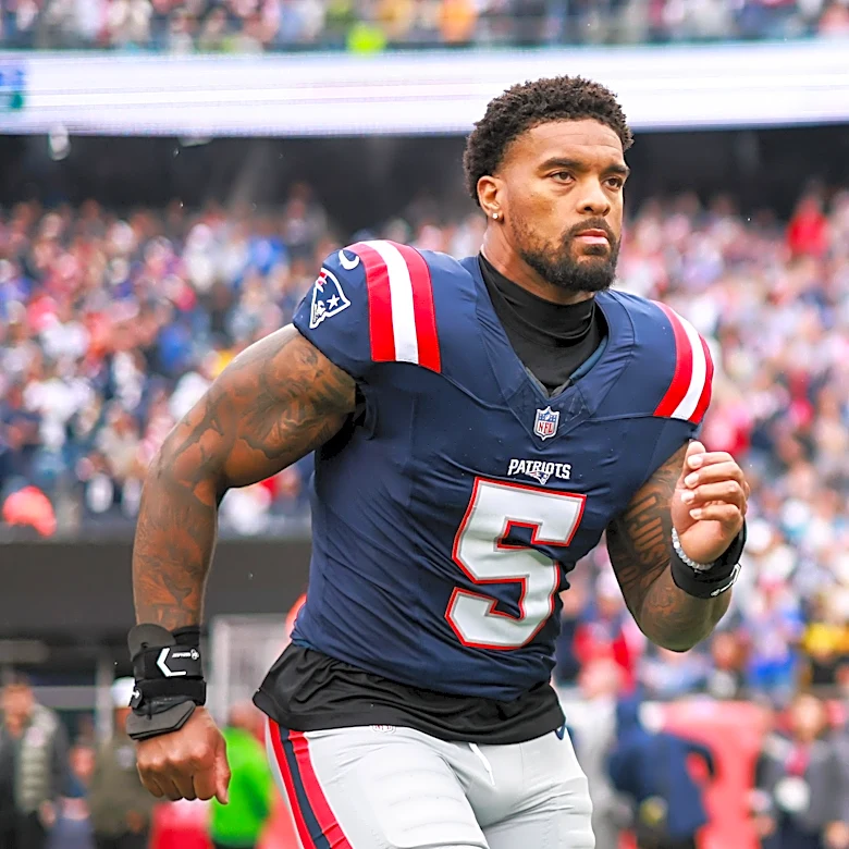 Dre’Mont Jones exits Patriots vs. Steelers with shoulder injury