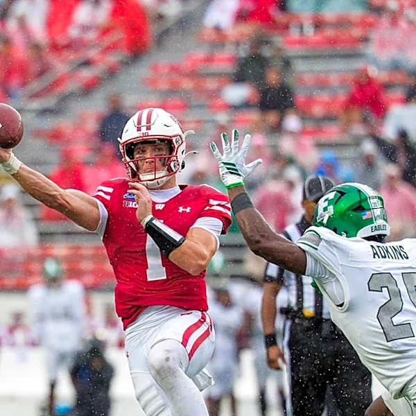 Badgers snap counts, grades on offense vs. Eastern Michigan: One lineman returns, while snaps start to change at key position