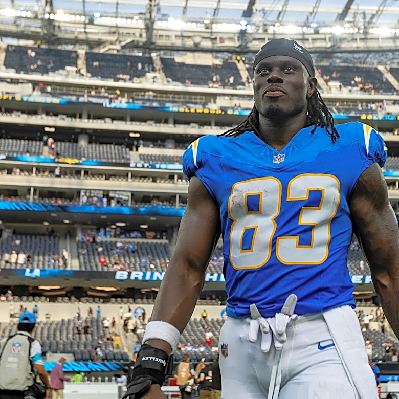 Chargers TE David Njoku carted off vs. Raiders