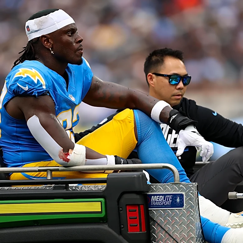 Former Browns tight end carted off with injury