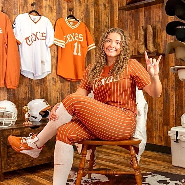 Longhorns Daily News: Standout 2028 pitcher Lauren Schellhammer commits to Texas