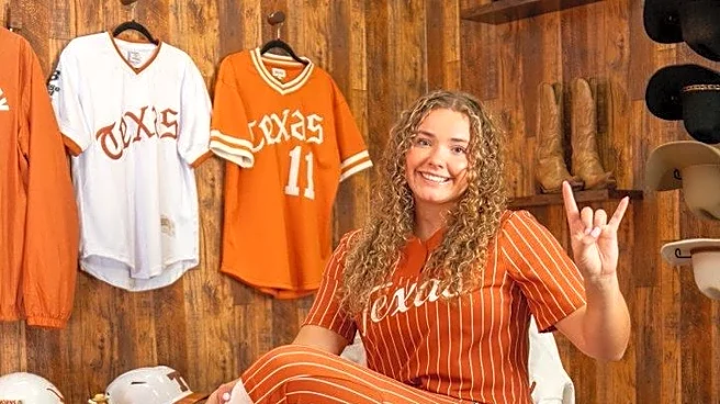 Longhorns Daily News: Standout 2028 pitcher Lauren Schellhammer commits to Texas