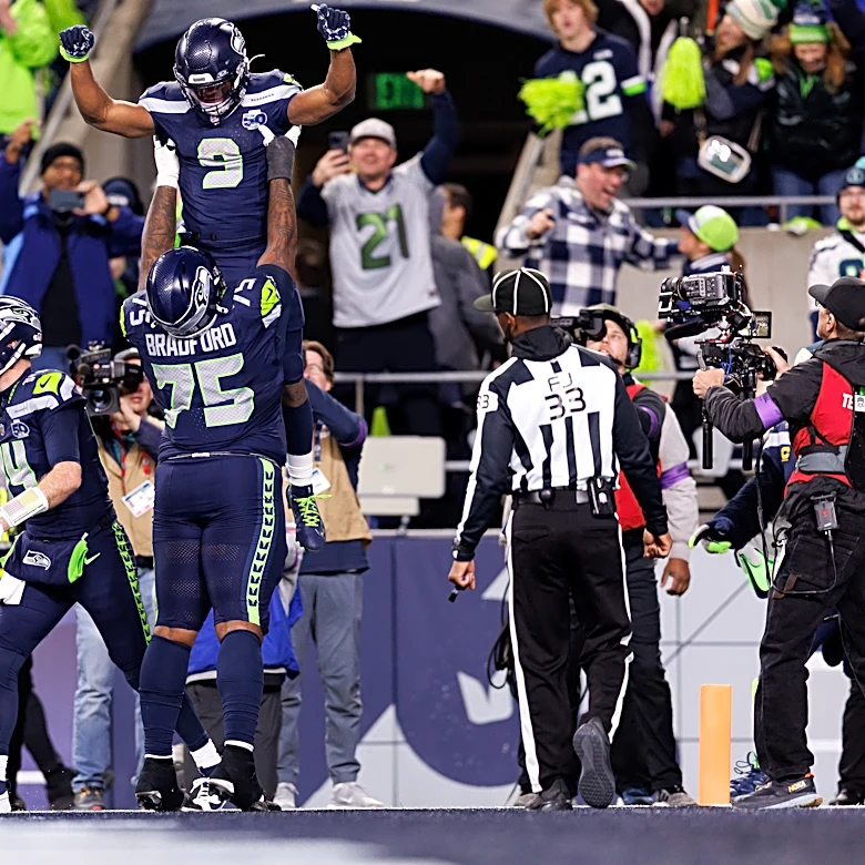 Seahawks place starting guard Anthony Bradford on injured reserve