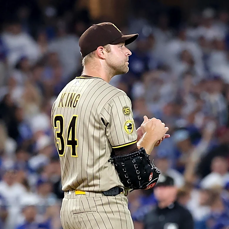 Padres fall flat against rival Dodgers in series opener