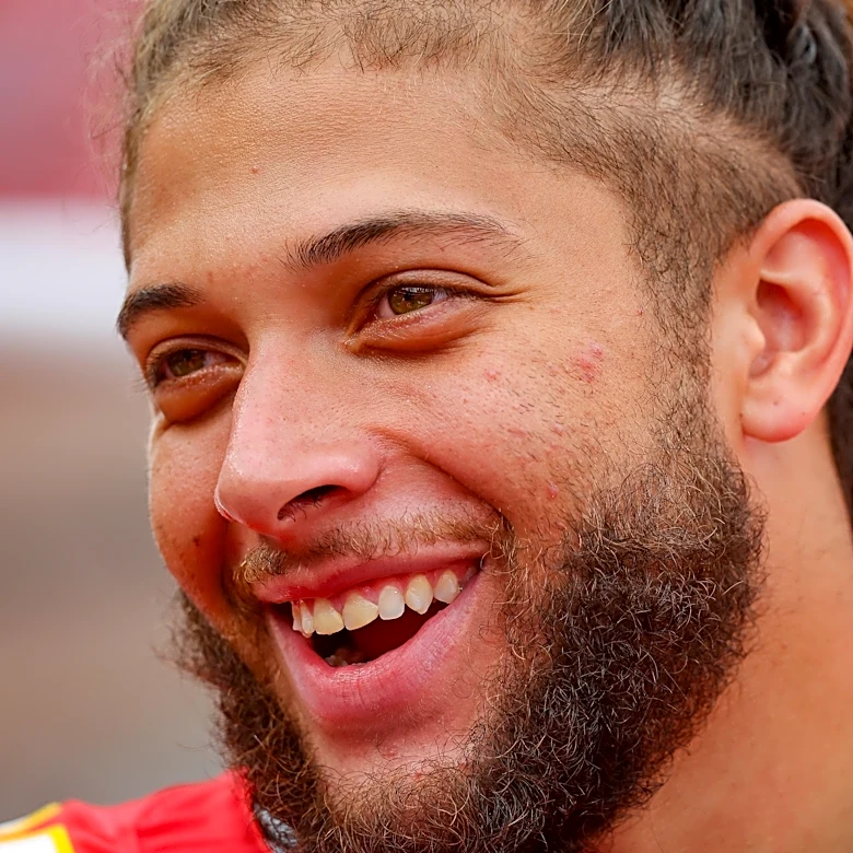Chiefs News: Ashton Gillotte helped fans with stalled van on Sunday