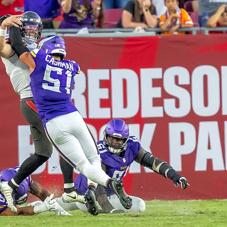 Buccaneers QB Baker Mayfield suffers dislocated thumb