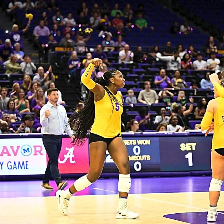 LSU volleyball splits SEC opening week