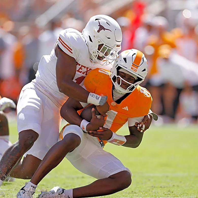 Texas edge Colin Simmons snubbed for SEC weekly honors