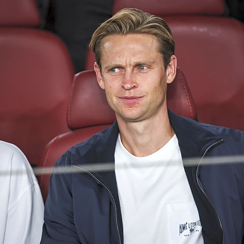 Barcelona pencil in potential return date for Frenkie de Jong after knee injury