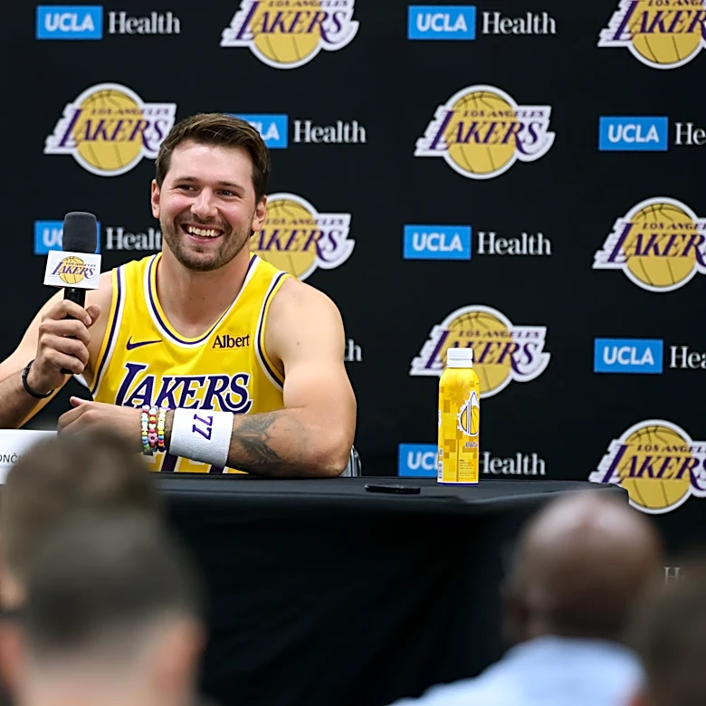 The Lakers are ready to open up the offense this season