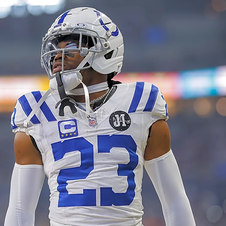Eagles sign Kenny Moore to the active roster