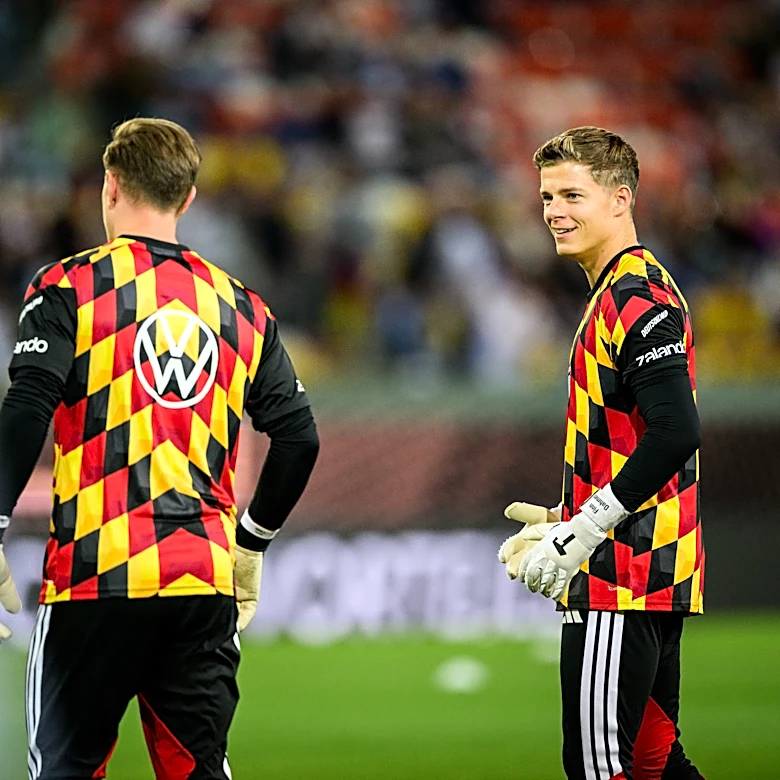 FC Augsburg coach comments on Finn Dahmen transfer links