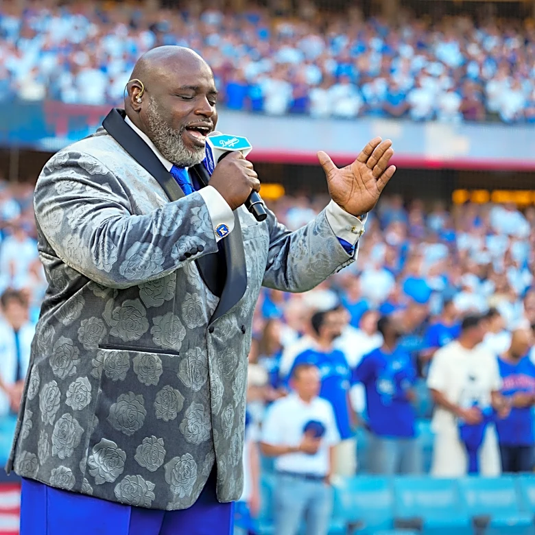 Dodgers NLDS Game 1: Keith Williams Jr. anthem, Adrián González first pitch