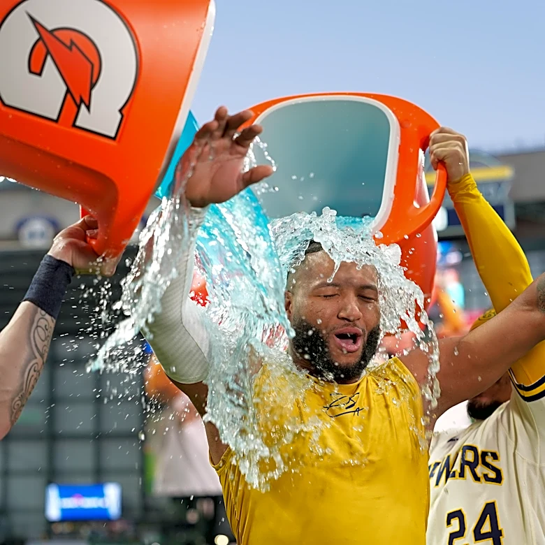 Jackson Chourio delivers the heroics in walk-off Brewers win in Game 2