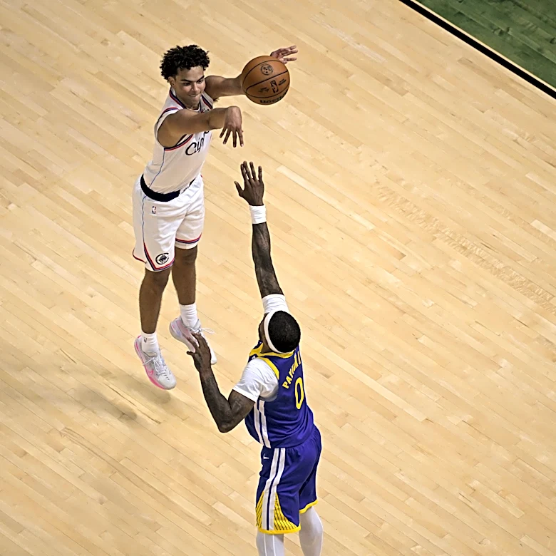 Keaton Wagler delivers clutch moment in NBA preseason debut