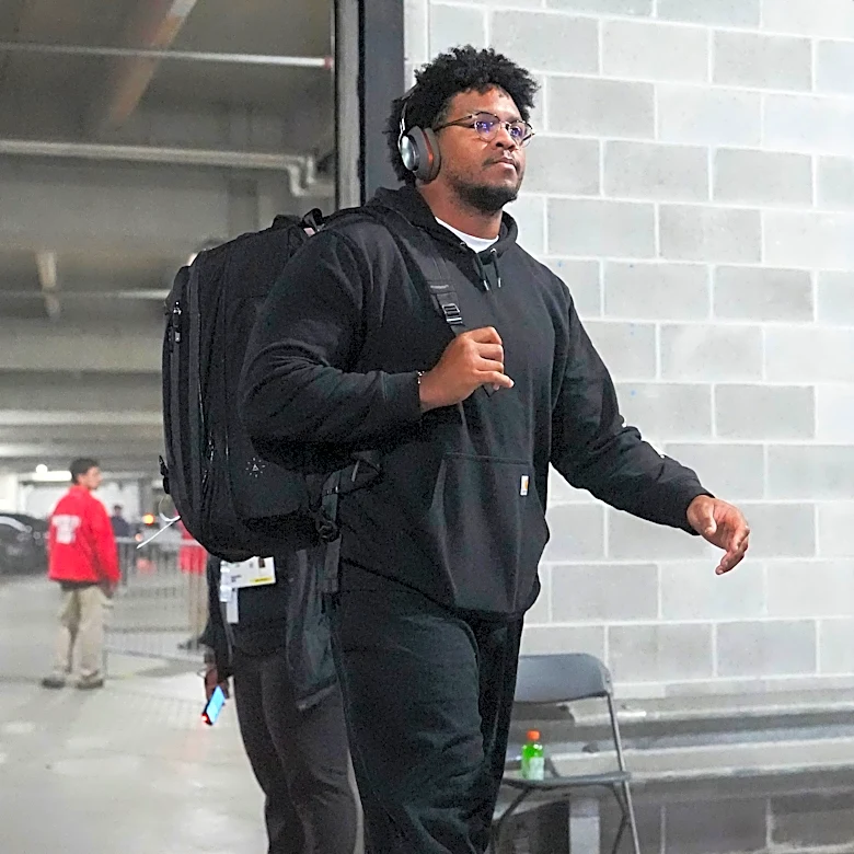 Chicago Bears release Marcus Davenport at his request; he then retires