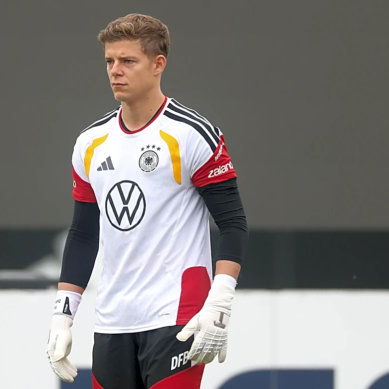 Ahead of weekend tilt, FC Augsburg boss not ready to hard-sell Finn Dahmen to Bayern Munich