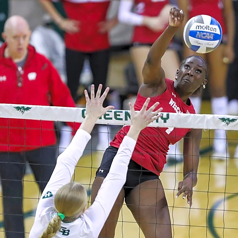 Wisconsin sweeps another ranked opponent en route to 7th straight win