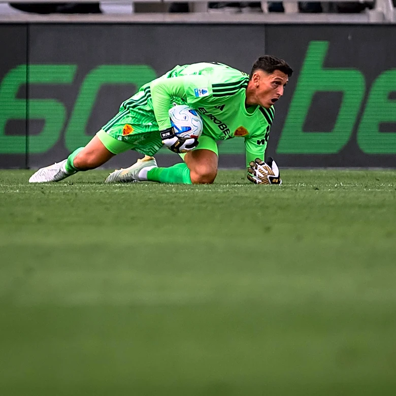 Roma Holds Como to a Draw Despite Costly Malen Red Card
