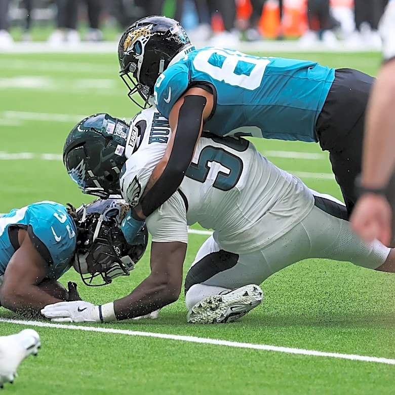 Jalyx Hunt injury: Eagles edge rusher leaves game in pain