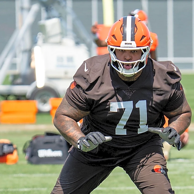 Browns injury vs. Jets: Lineman goes down in the 1st quarter, helped off the field