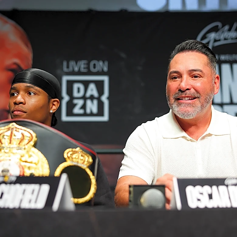 ‘There’s a lot of options’: Oscar De La Hoya talks future for Floyd Schofield