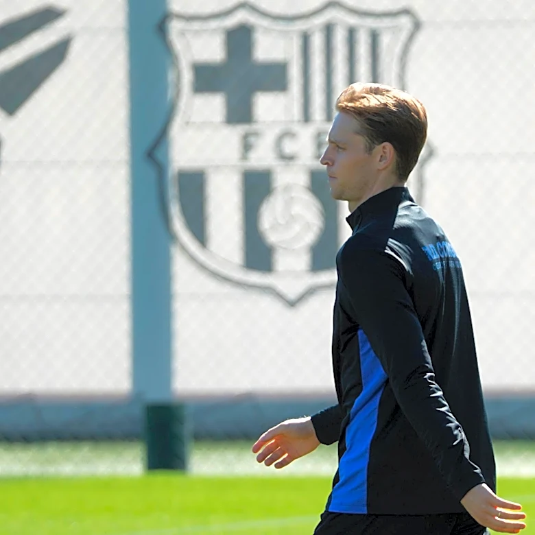 Is Frenkie de Jong set for a new position at Barcelona after knee injury?