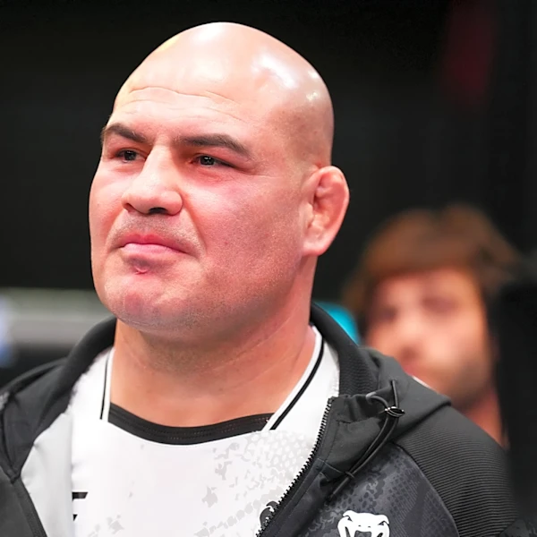 Alex Pereira gets some work in with Cain Velasquez