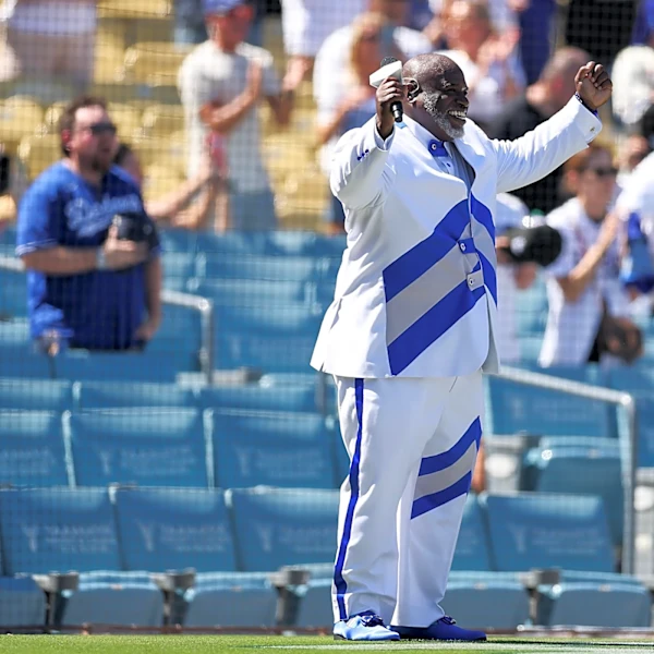 Dodgers NLCS Game 3: Rick Monday first pitch, Keith Williams Jr. national anthem