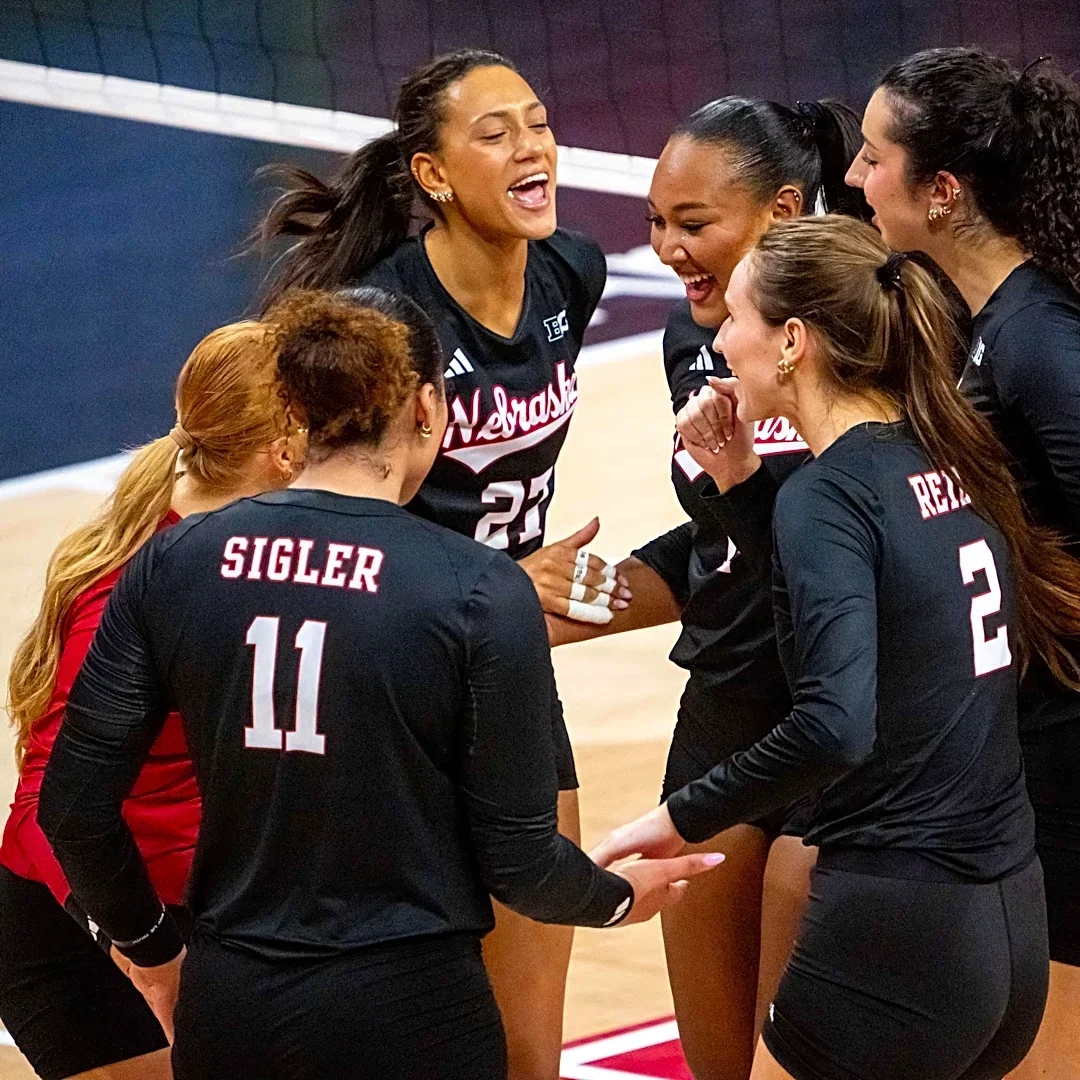 Nebraska Volleyball Cruises Past Northwestern in Straight Sets: #1 Nebraska 3 – Northwestern 0