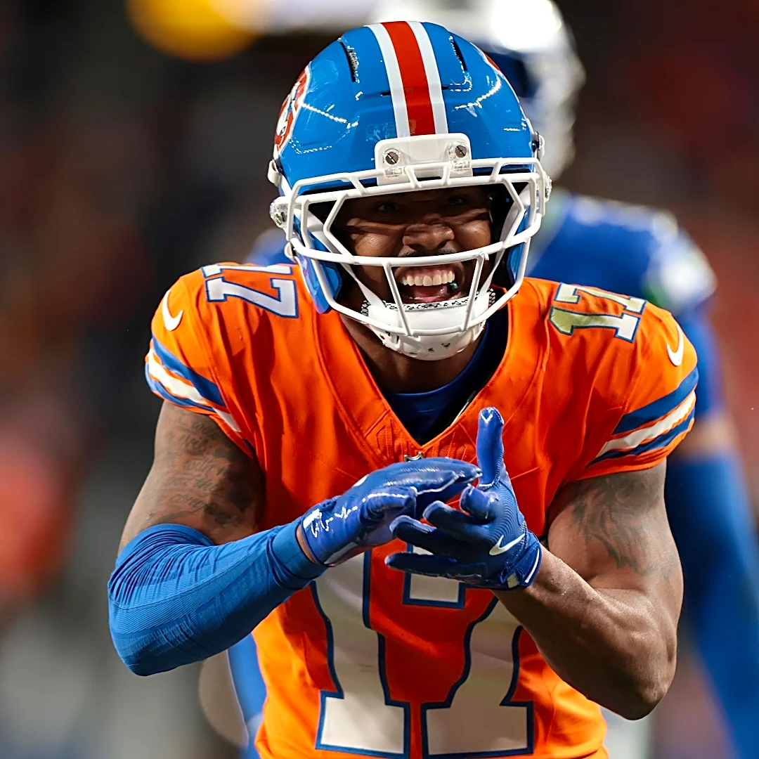 Wide receiver Jaylen Waddle questionable to return with shoulder injury