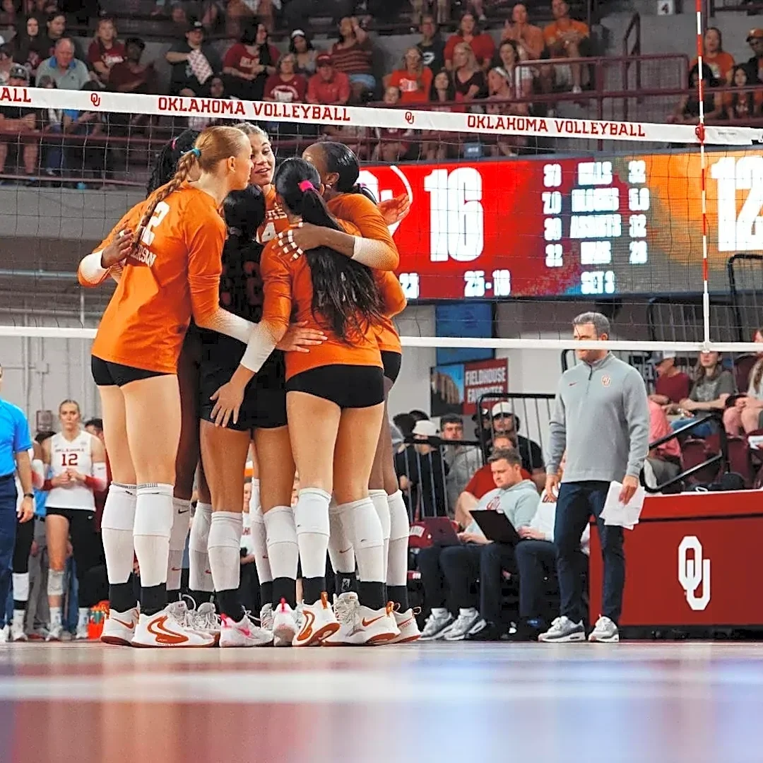 Texas women’s sports weekly review-preview: Volleyball splits games against Arkansas, OU